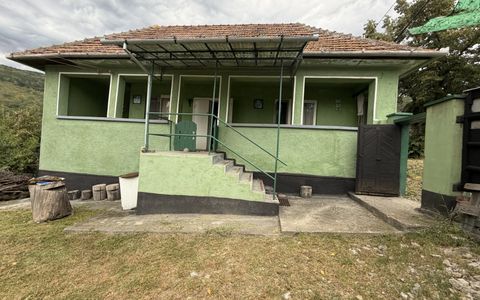 Casă cu 3 camere de vânzare în Central, Cricau