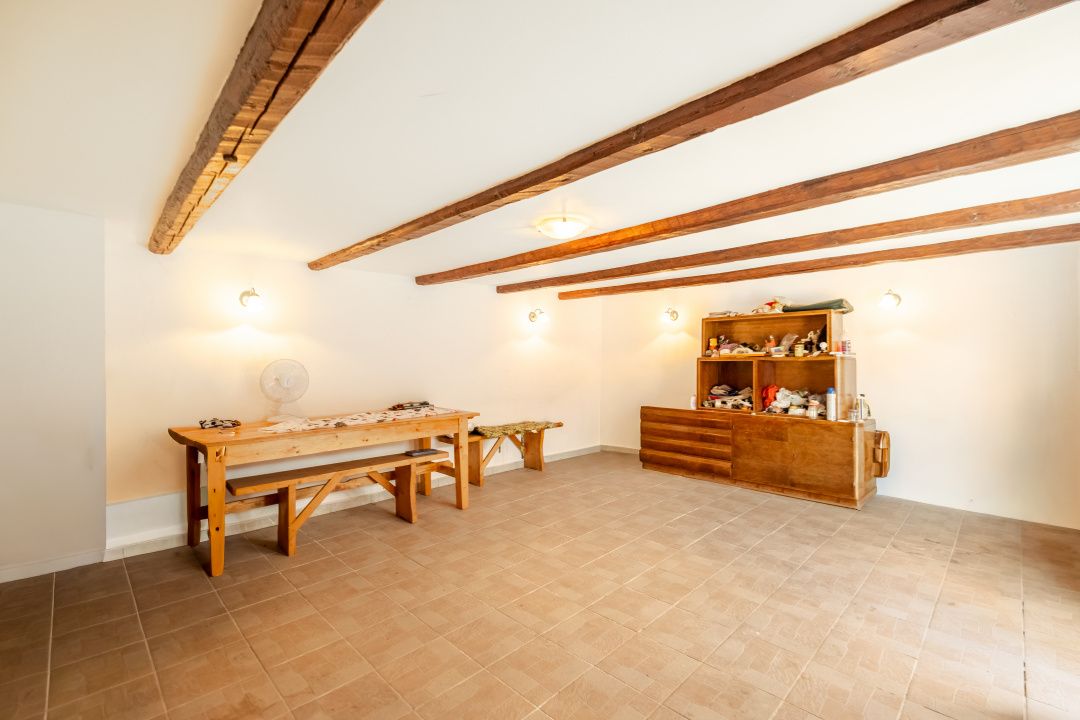 Casă cu 6 camere de vânzare în Jebel – fotografia 18 din 22
