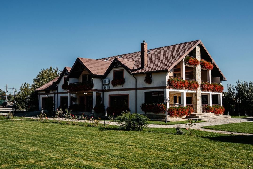 Casă cu 10 camere de vânzare în Central, Roman – fotografia 2 din 9