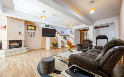Casă cu 7 camere de vânzare în Simeria, Sfântu Gheorghe