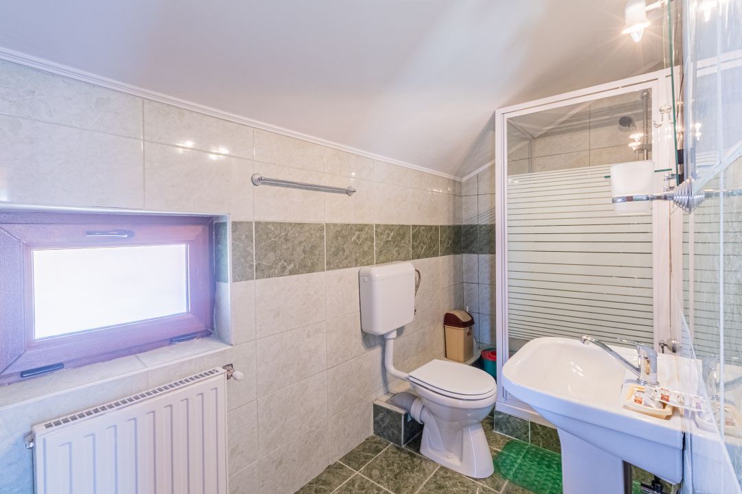 Casă cu 10 camere de vânzare în Râșnov – fotografia 21 din 35