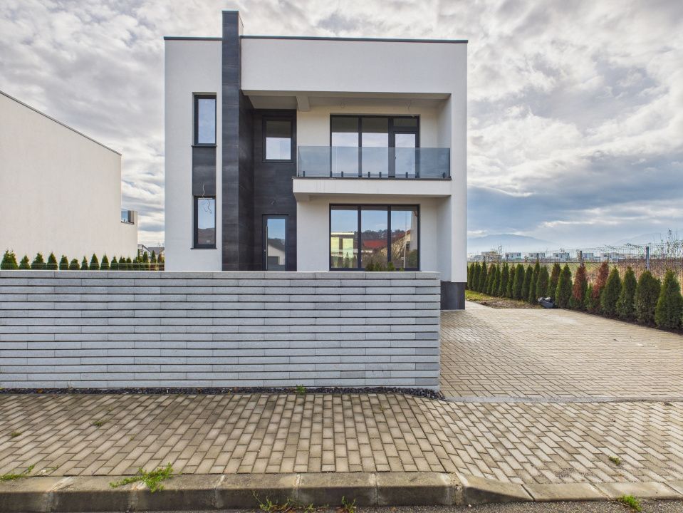 Casă cu 4 camere de vânzare în Est, Sânpetru – fotografia 3 din 28