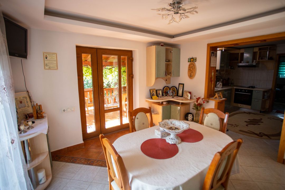 Casă cu 6 camere de vânzare în Comănești – fotografia 17 din 72
