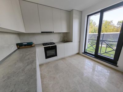 Casă cu 4 camere de vânzare în Est, Tunari – fotografia 2 din 27