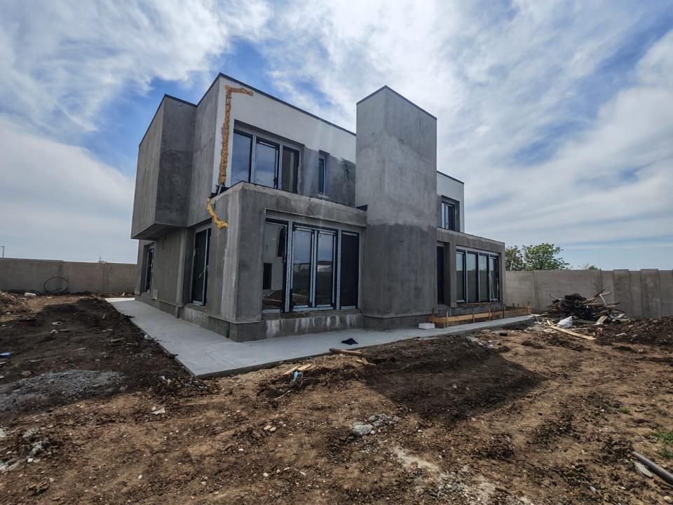 Casă cu 7 camere de vânzare în Tunari – fotografia 1 din 10