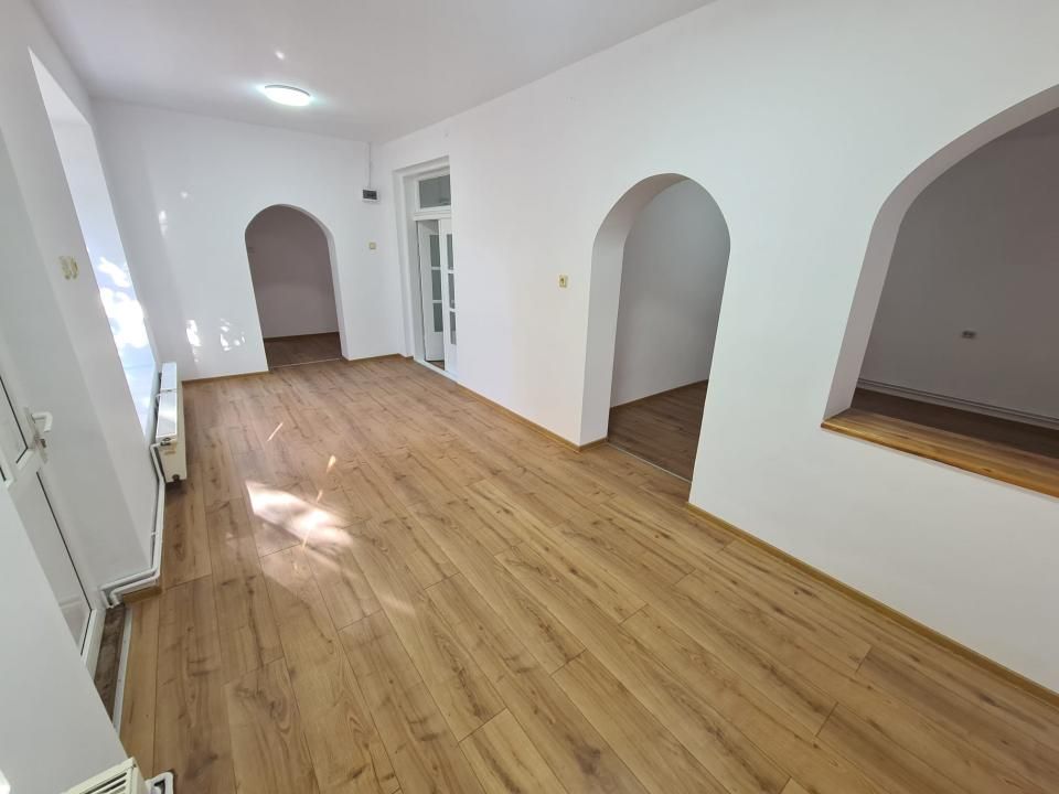 Casă cu 7 camere de vânzare în Sud, Câmpina – fotografia 9 din 24