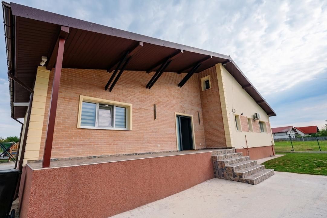 Casă cu 4 camere de vânzare în Trivale, Pitești – fotografia 2 din 21