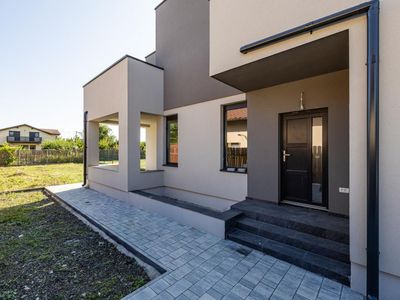 Casă cu 4 camere de vânzare în Moșnița Nouă – fotografia 4 din 56