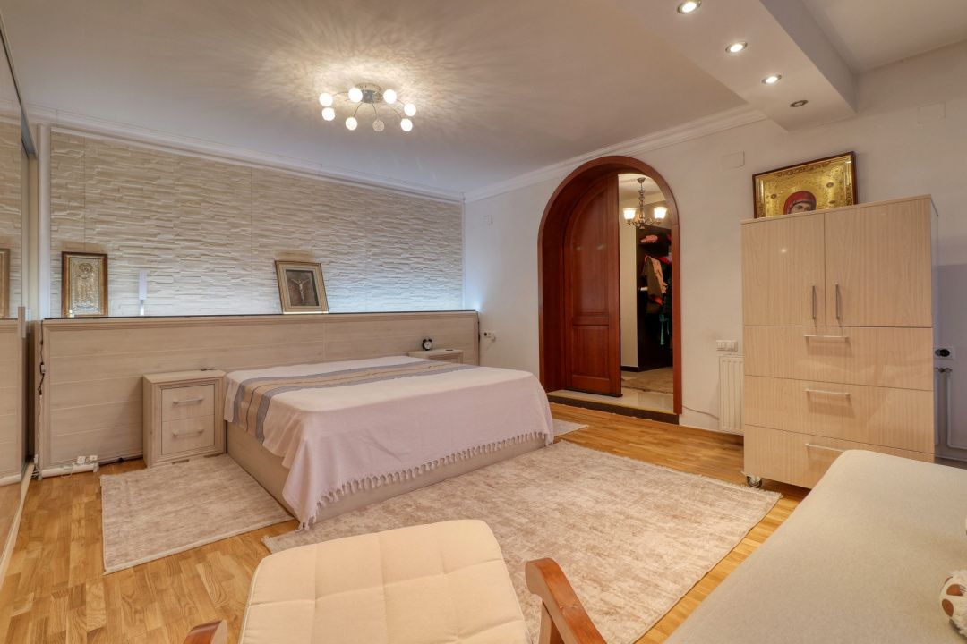 Casă cu 8 camere de vânzare în Mogoșoaia – fotografia 3 din 24