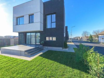 Casă cu 4 camere de vânzare în Central, Tunari – fotografia 2 din 9