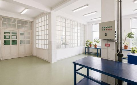 Spațiu industrial cu 30 camere de vânzare în Oradea