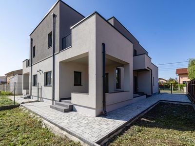 Casă cu 4 camere de vânzare în Moșnița Nouă – fotografia 2 din 56