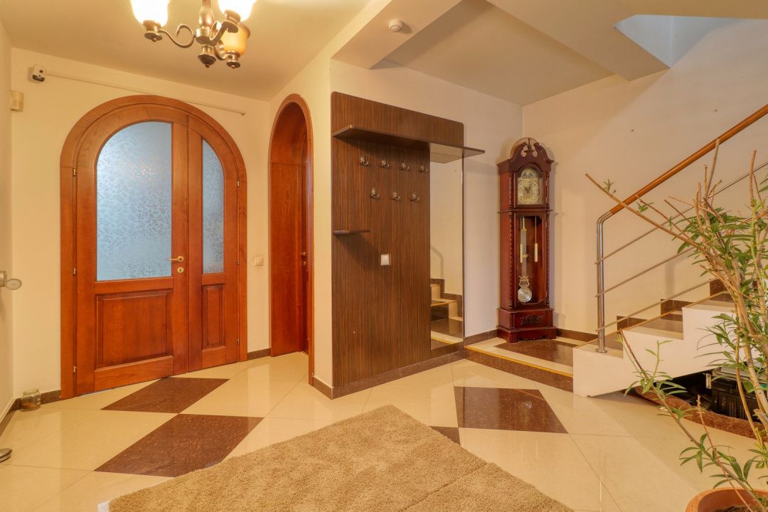 Casă cu 8 camere de vânzare în Mogoșoaia – fotografia 15 din 24