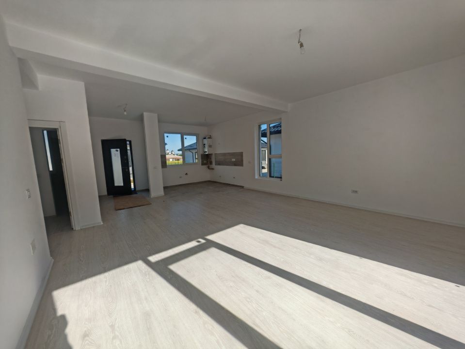 Casă cu 4 camere de vânzare în Central, Tunari – fotografia 15 din 18