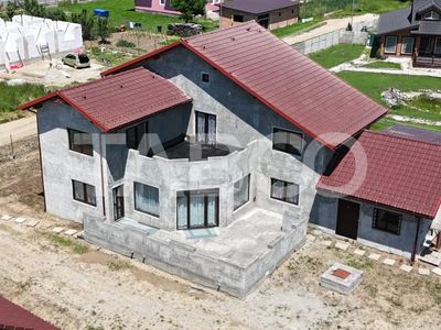 Casă cu 5 camere de vânzare în Sercaia – fotografia 2 din 18