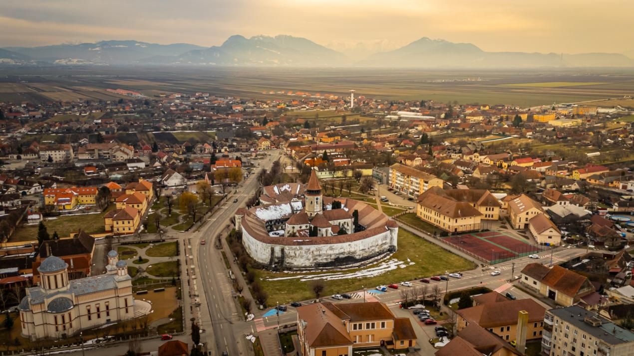 Casă cu 5 camere de vânzare în Central, Prejmer – fotografia 2 din 35