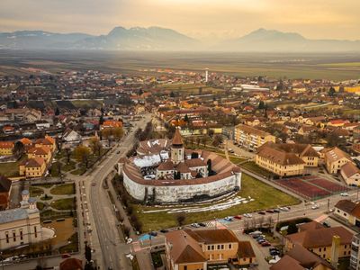 Casă cu 5 camere de vânzare în Central, Prejmer – fotografia 2 din 35