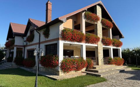 Casă cu 10 camere de vânzare în Central, Roman