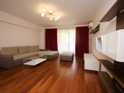 Apartament cu 3 camere de închiriat în P-ta Victoriei, București – fotografia 3 din 15