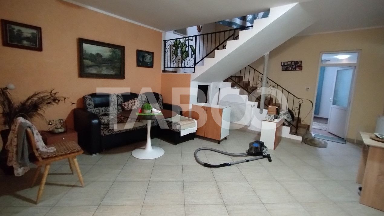 Casă cu 10 camere de vânzare în Rausor – fotografia 5 din 24