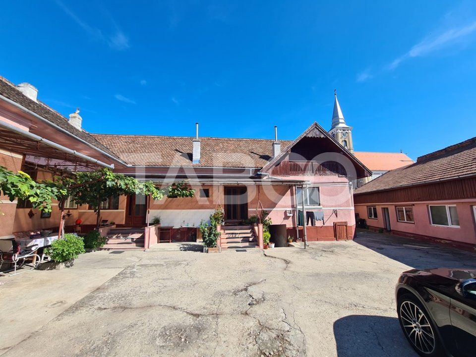 Casă cu 8 camere de vânzare în Sebeș – fotografia 3 din 20
