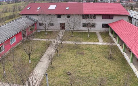 Spațiu industrial cu 15 camere de vânzare în Comănești