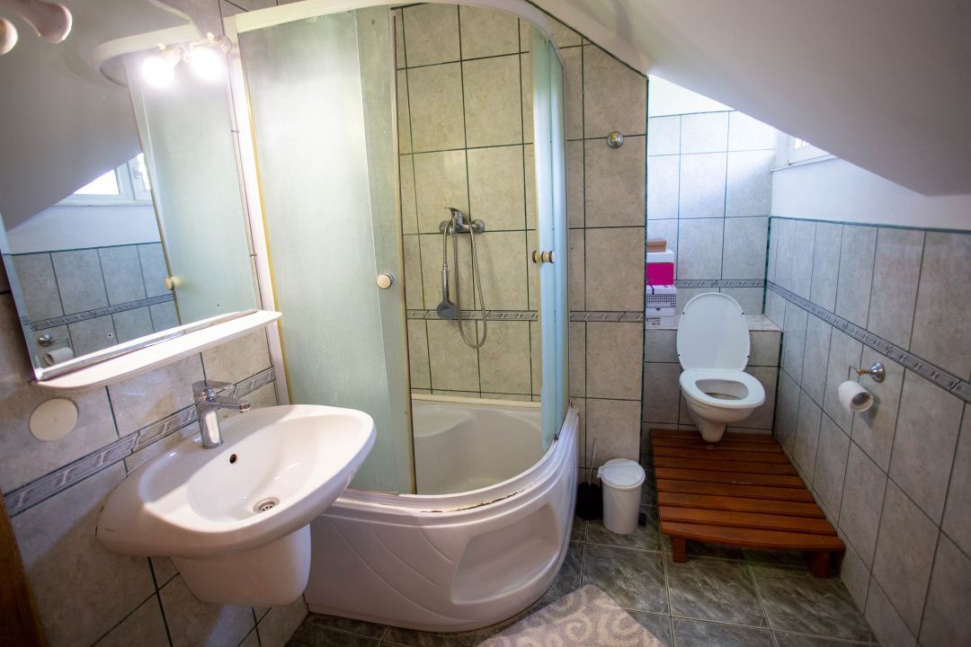 Casă cu 6 camere de vânzare în Comănești – fotografia 50 din 72