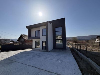 Casă cu 4 camere de vânzare în Exterior Sud, Curtea de Argeș – fotografia 4 din 7