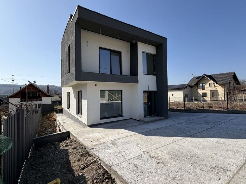 Casă cu 4 camere de vânzare în Exterior Sud, Curtea de Argeș – fotografia 1 din 7