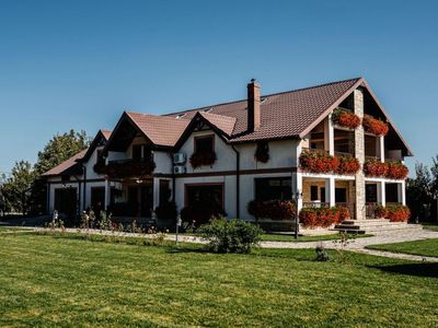 Casă cu 10 camere de vânzare în Central, Roman – fotografia 2 din 9