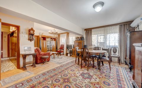 Apartament cu 4 camere de vânzare în 1 Mai, București
