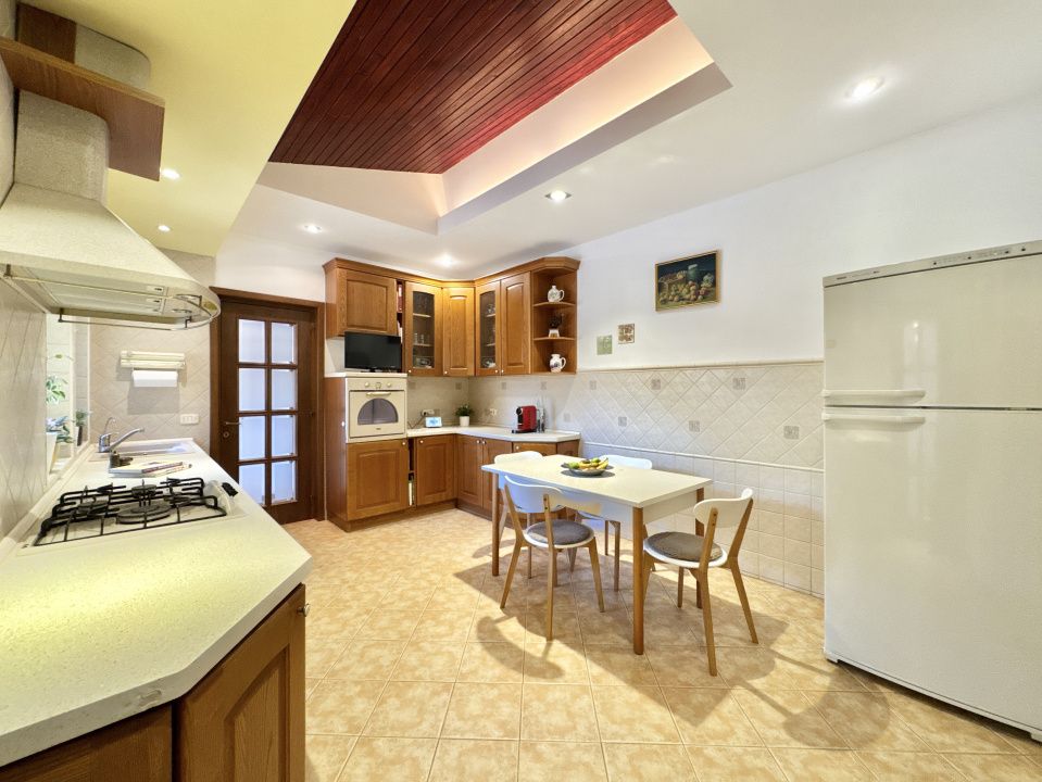 Casă cu 10 camere de vânzare în Central, Frumusani – fotografia 8 din 40