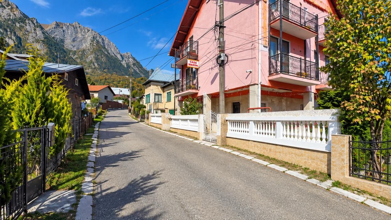 Casă cu 11 camere de vânzare în Central, Bușteni – fotografia 1 din 40