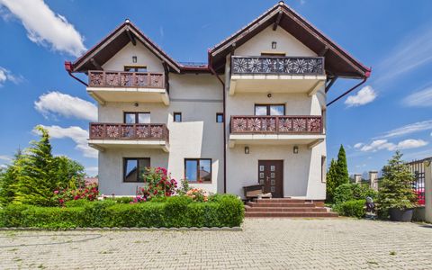 Casă cu 10 camere de vânzare în Tohanu Nou